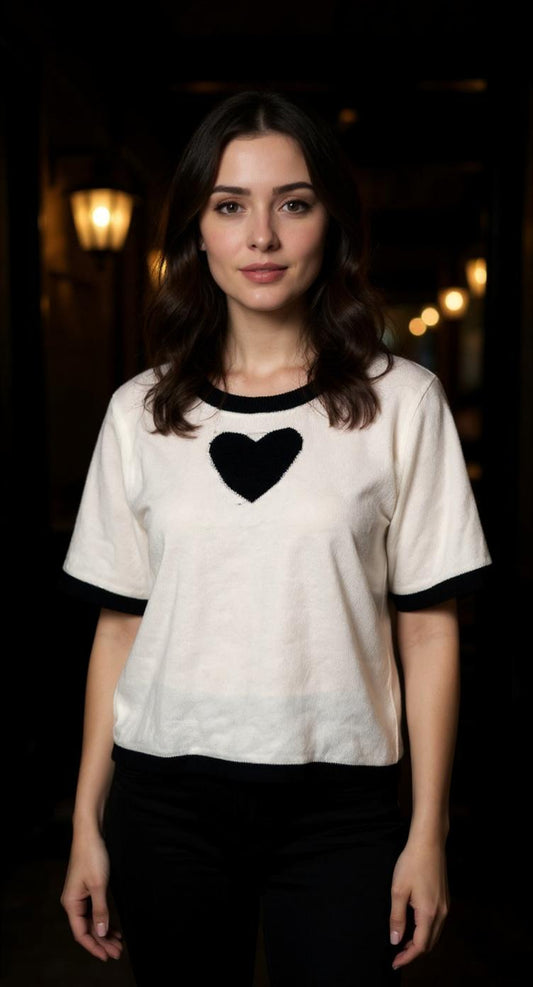 Camiseta blanca con corazón negro / P283 image 1