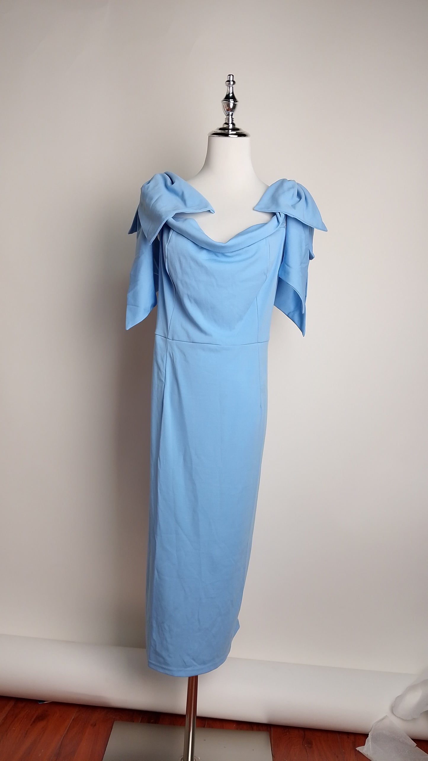 Vestido celeste con hombro descubierto / AO169