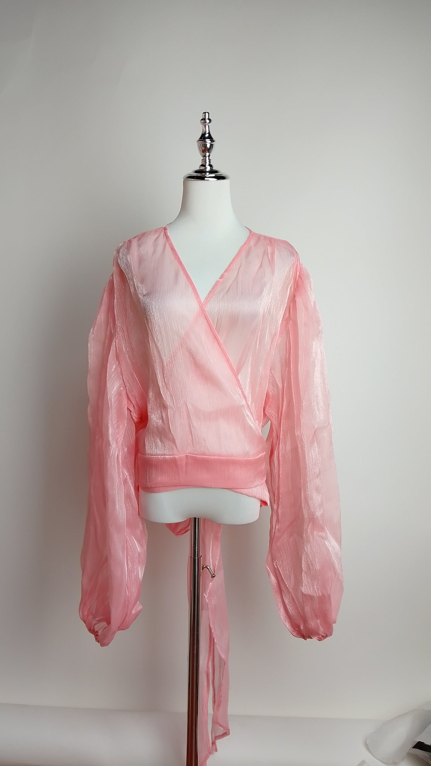 Blusa rosa con mangas de tul y nudo frontal AOMEI / AO82