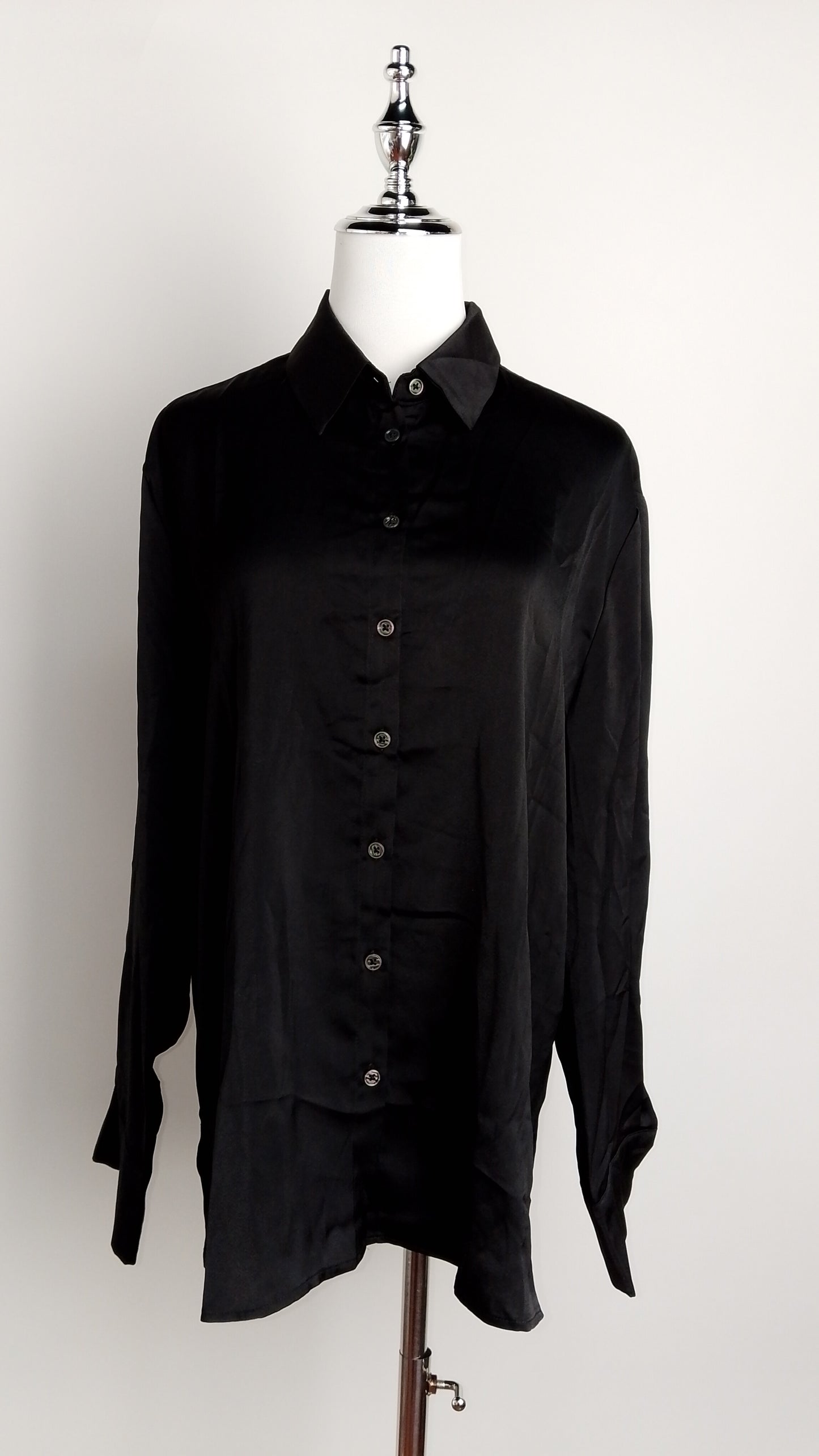 Blusa satinada negra / ANB006