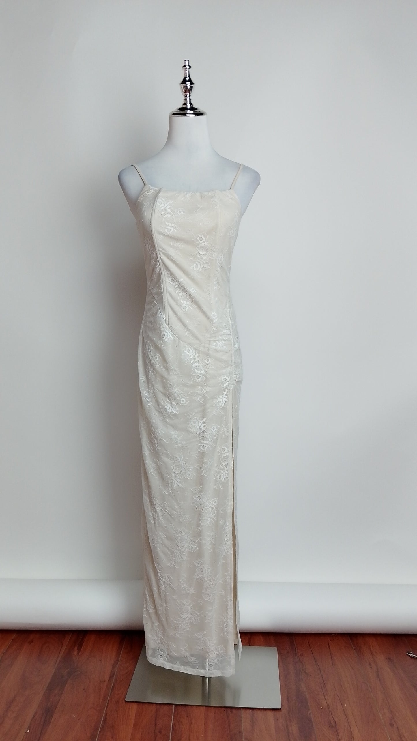 Vestido blanco con abertura lateral / UV7