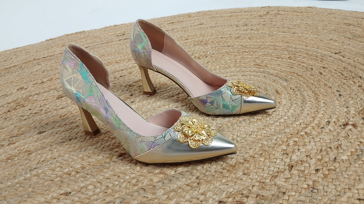 Tacones con Detalle Dorado / Z260138