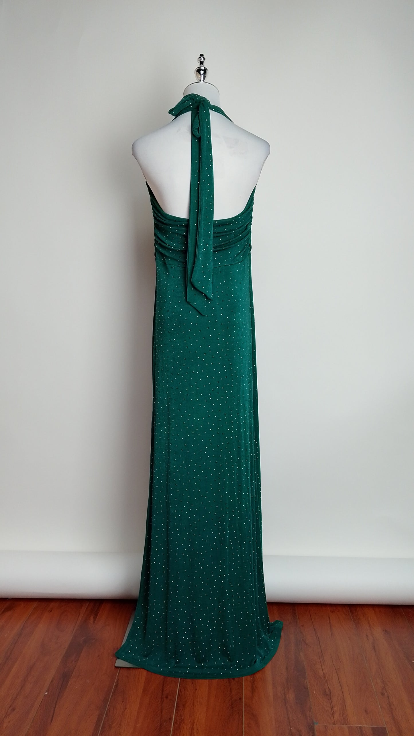 Vestido verde esmeralda con escote drapeado / UV10