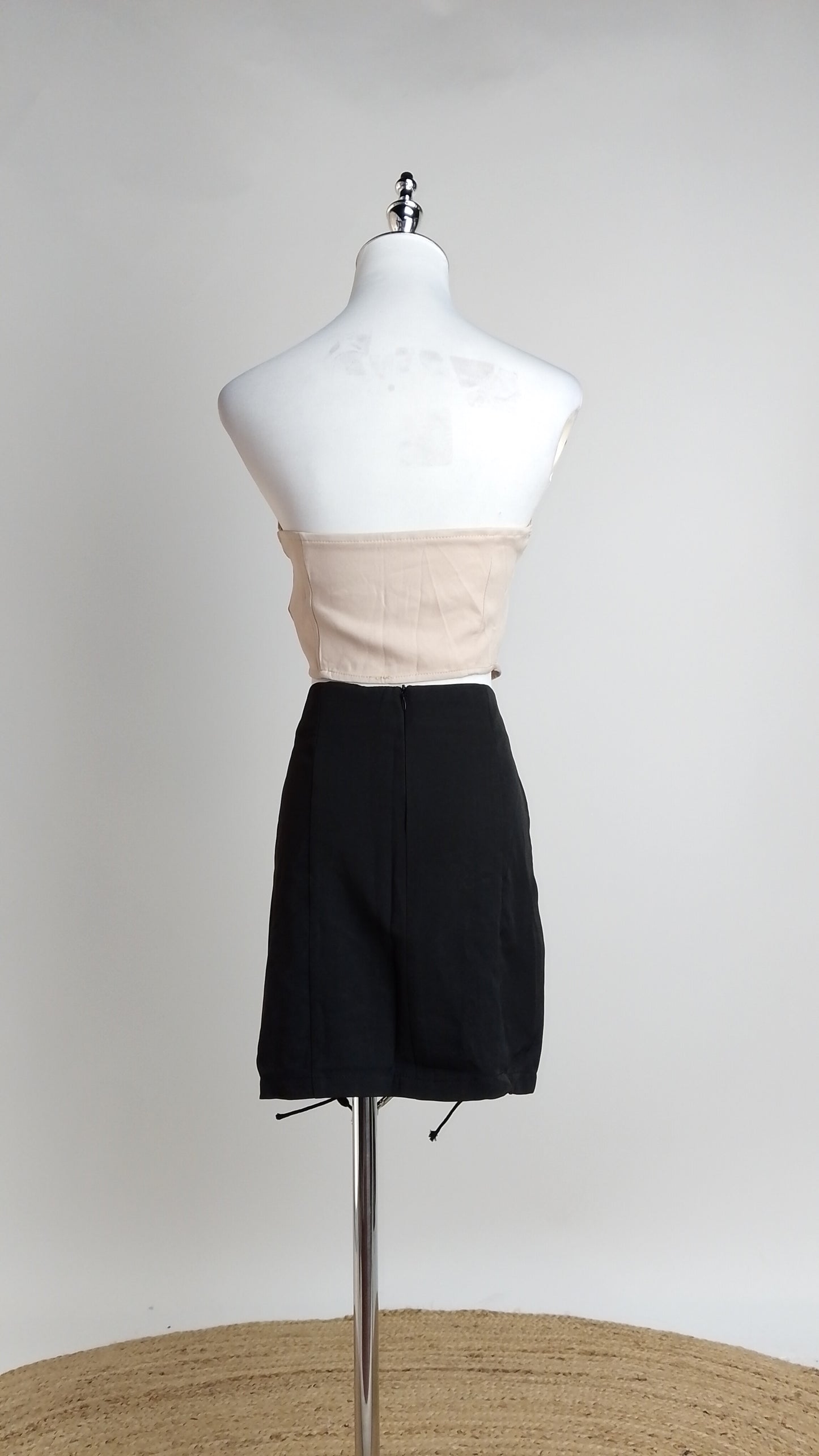 Falda Negra Ajustada con Botones / ANF01