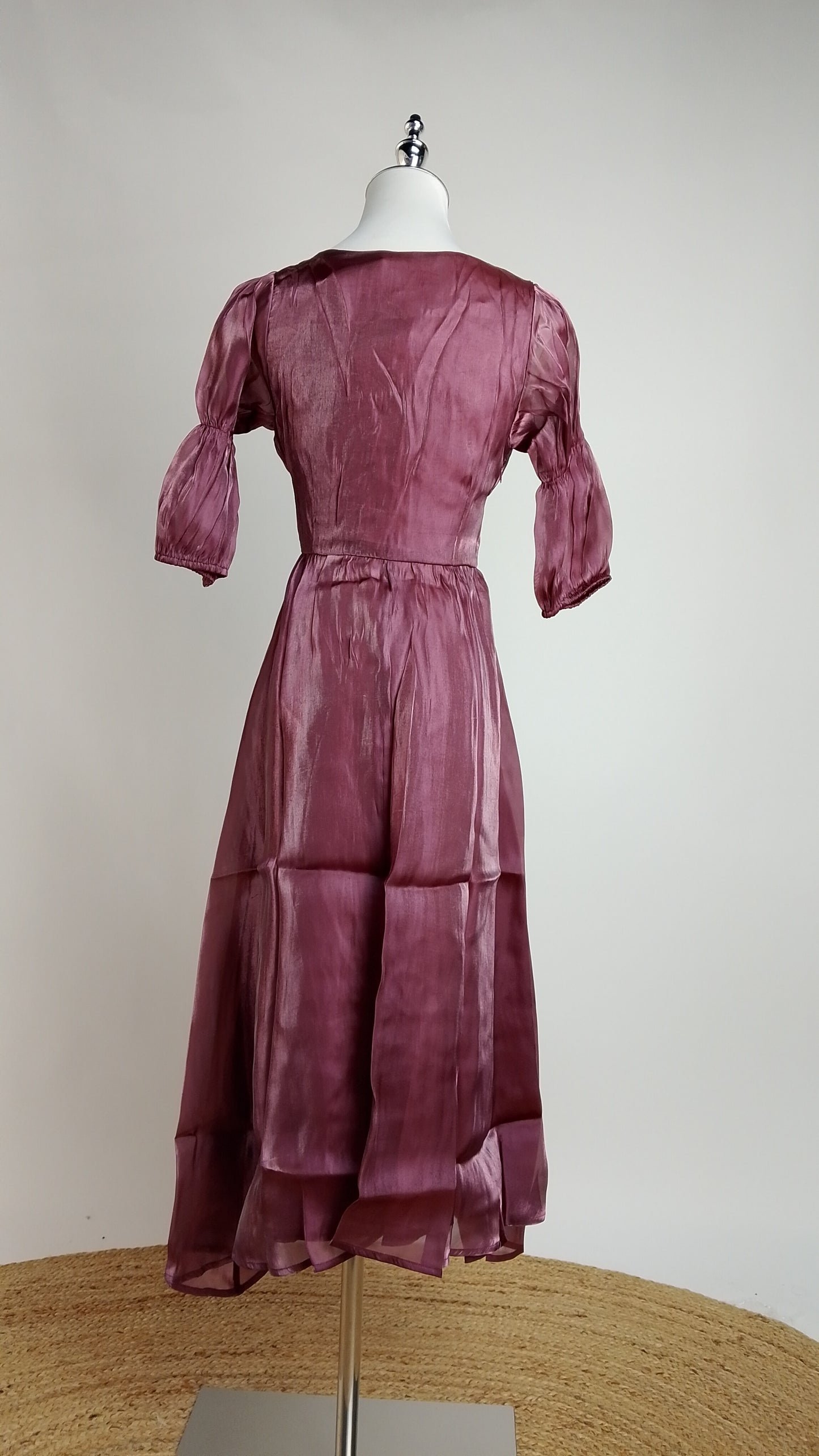 Vestido Lila Satinado Midi Elegante / MV11