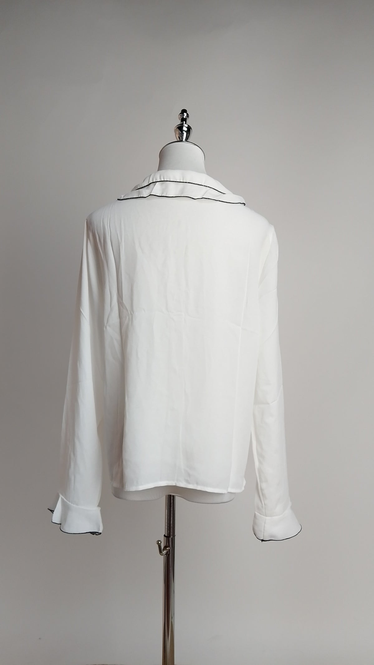 Blusa con Volantes Frontales y Cuello Alto / ANB26053