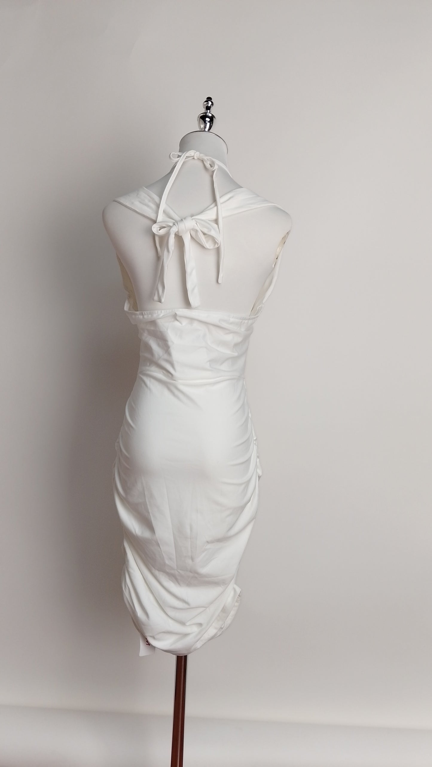Vestido blanco drapeado escote V / UV57