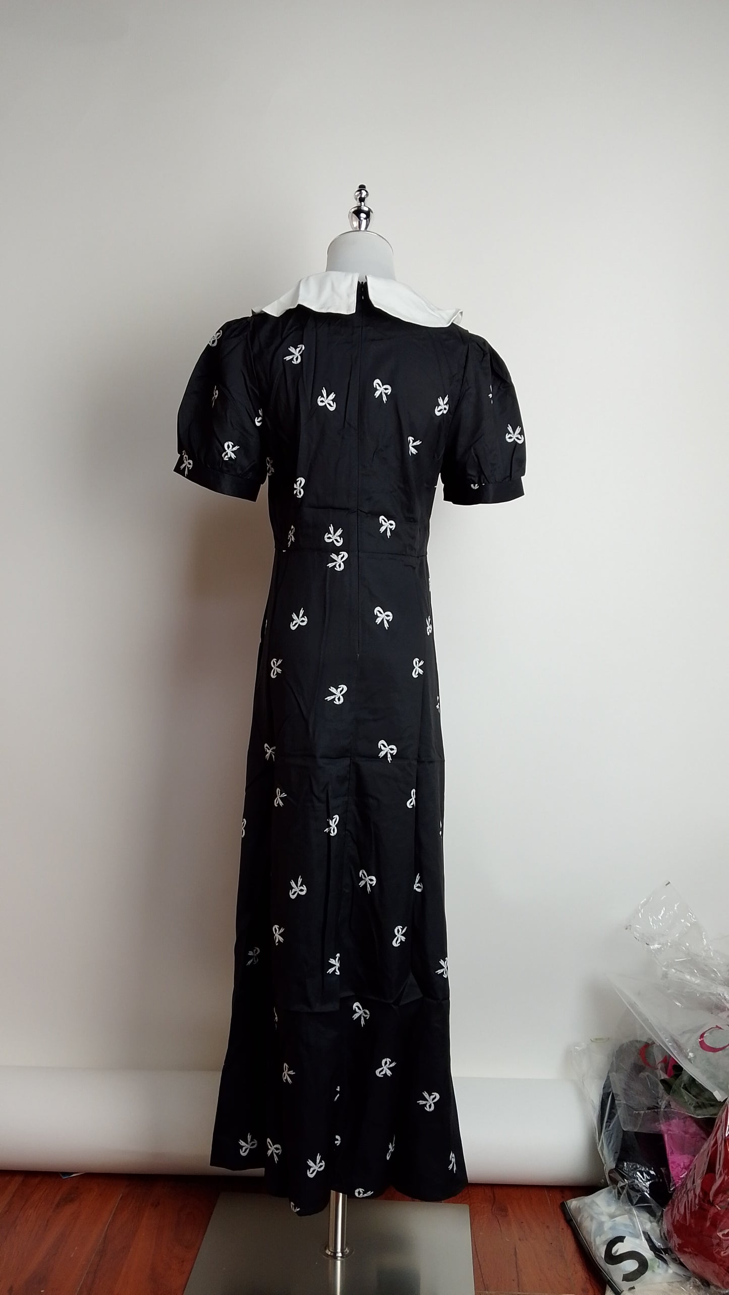 Vestido negro midi estampado / L15A