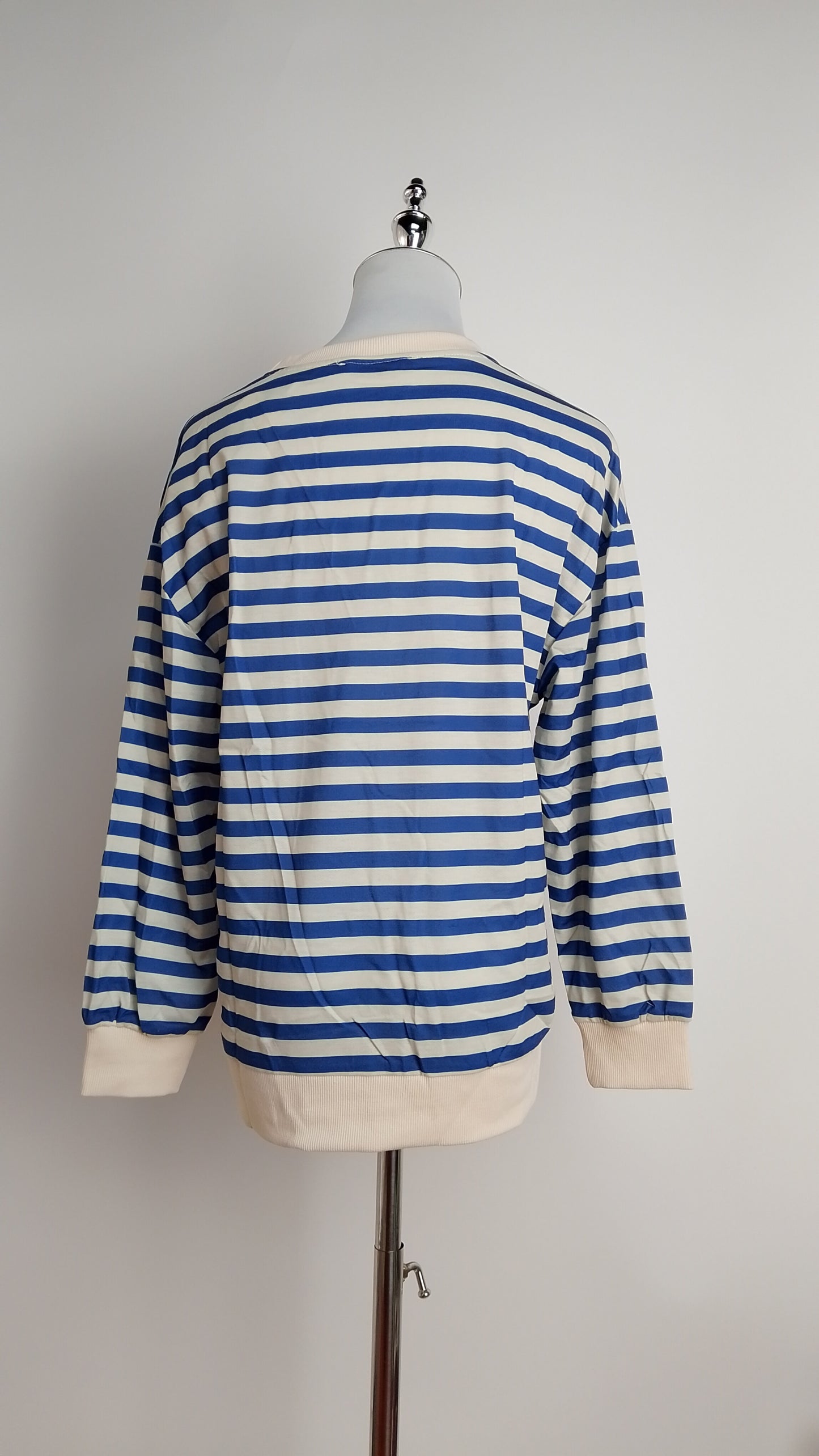 Suéter rayado azul y blanco / L38A
