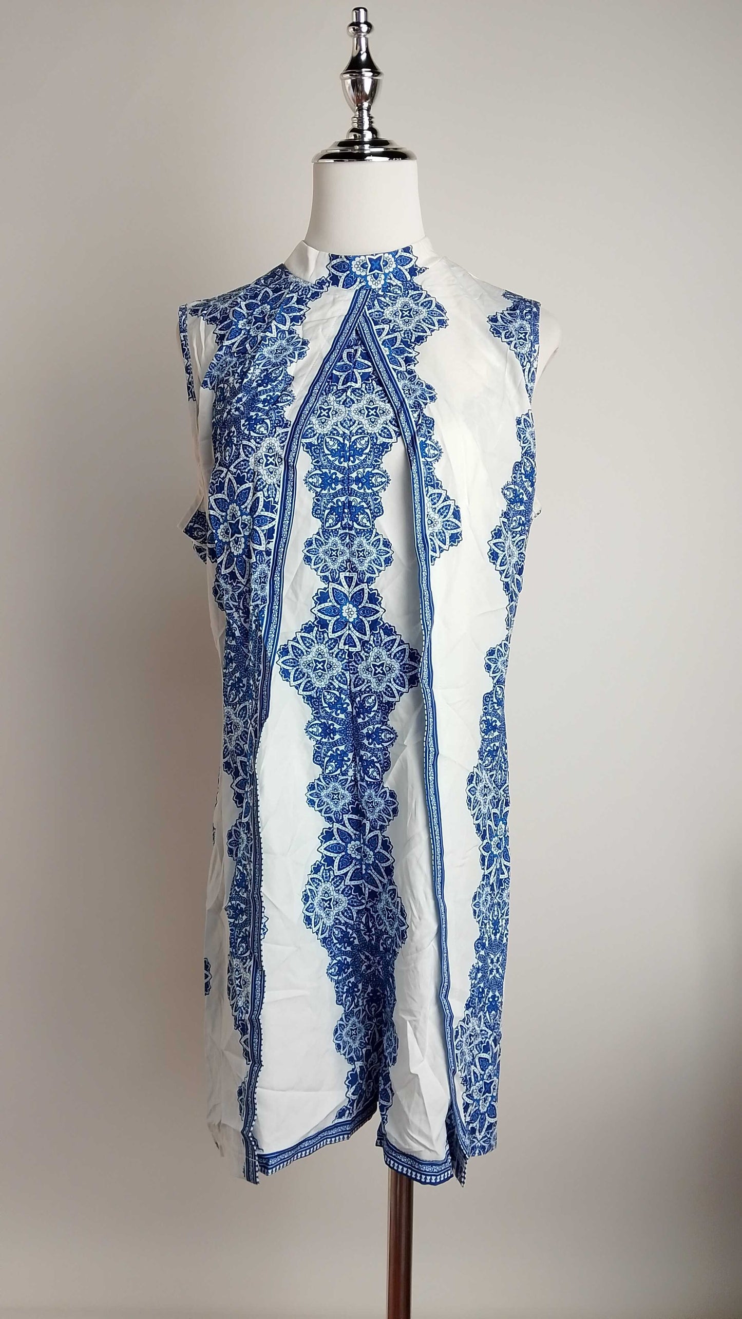 Vestido corto azul con estampado floral blanco /SH21