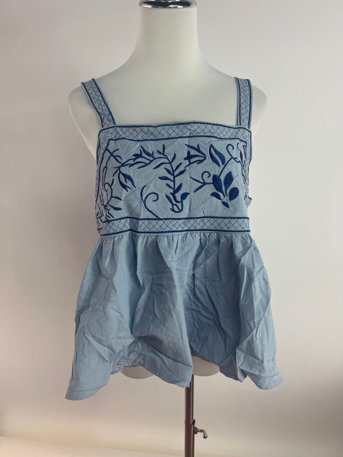 Blusa azul celeste con bordado blanco SH28 Betzy