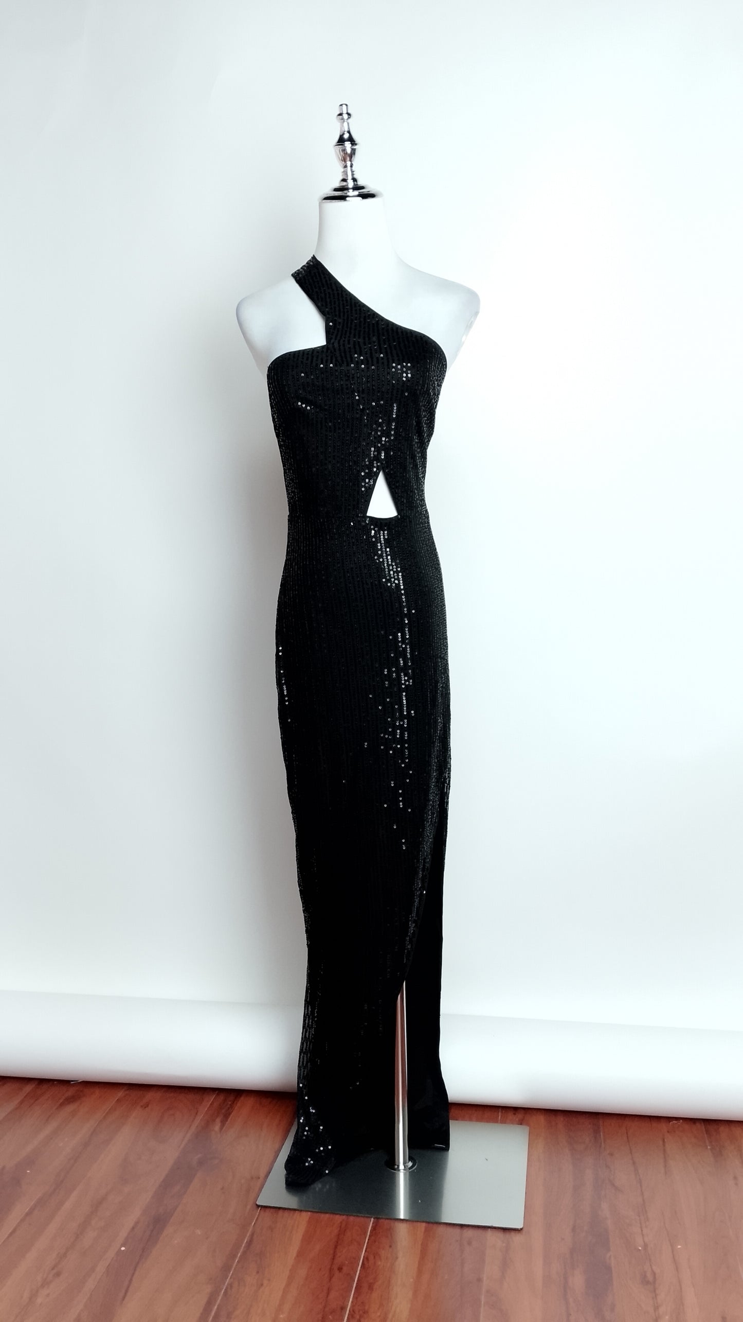 Vestido negro con lentejuelas y corte asimétrico / UV16