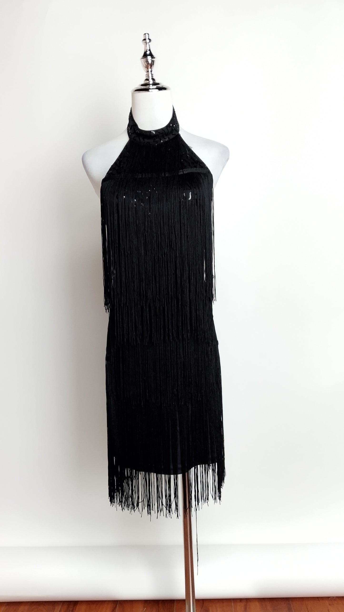 UV82 – Vestido negro con flecos