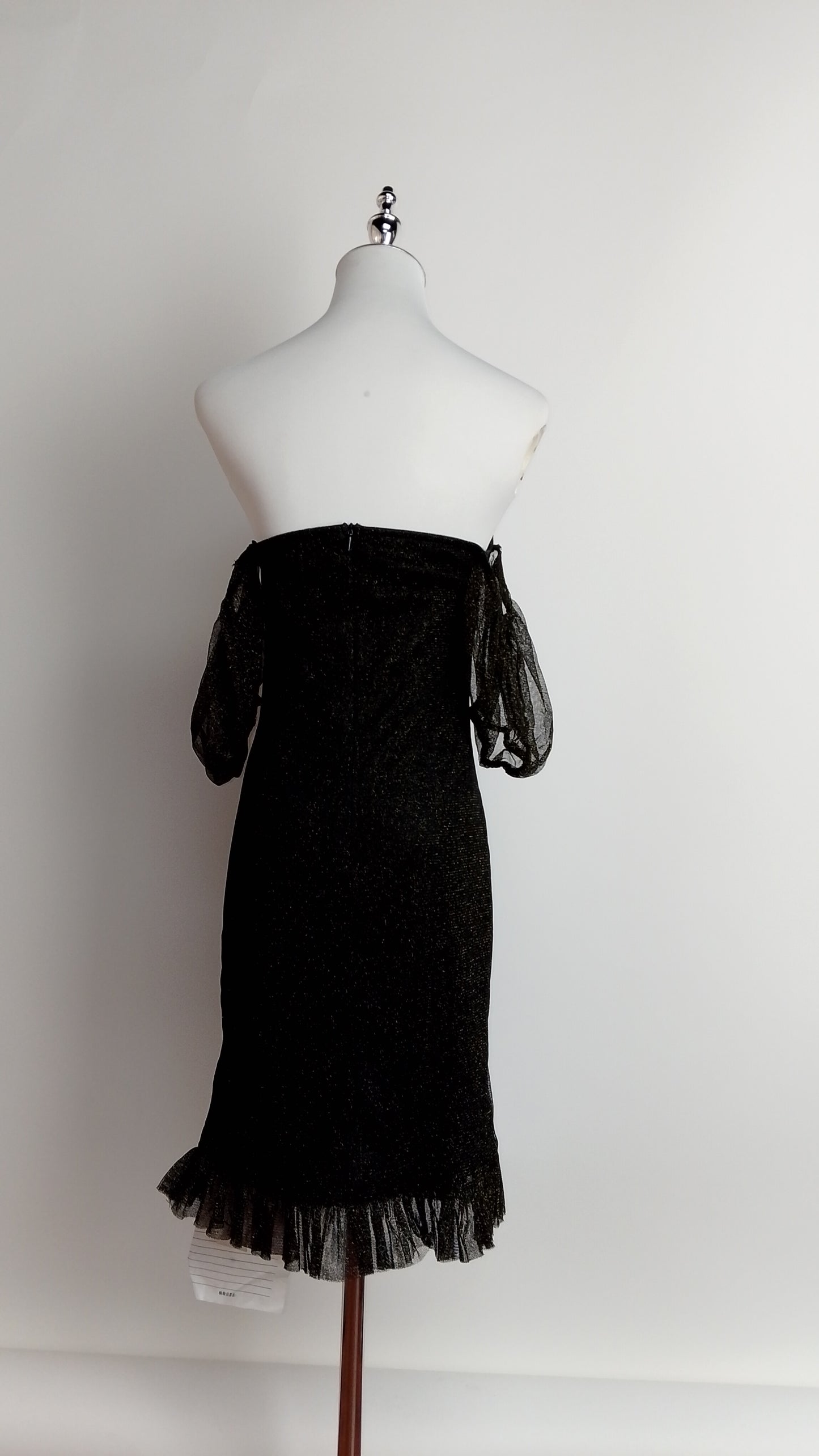 UV70 – Vestido negro midi strapless