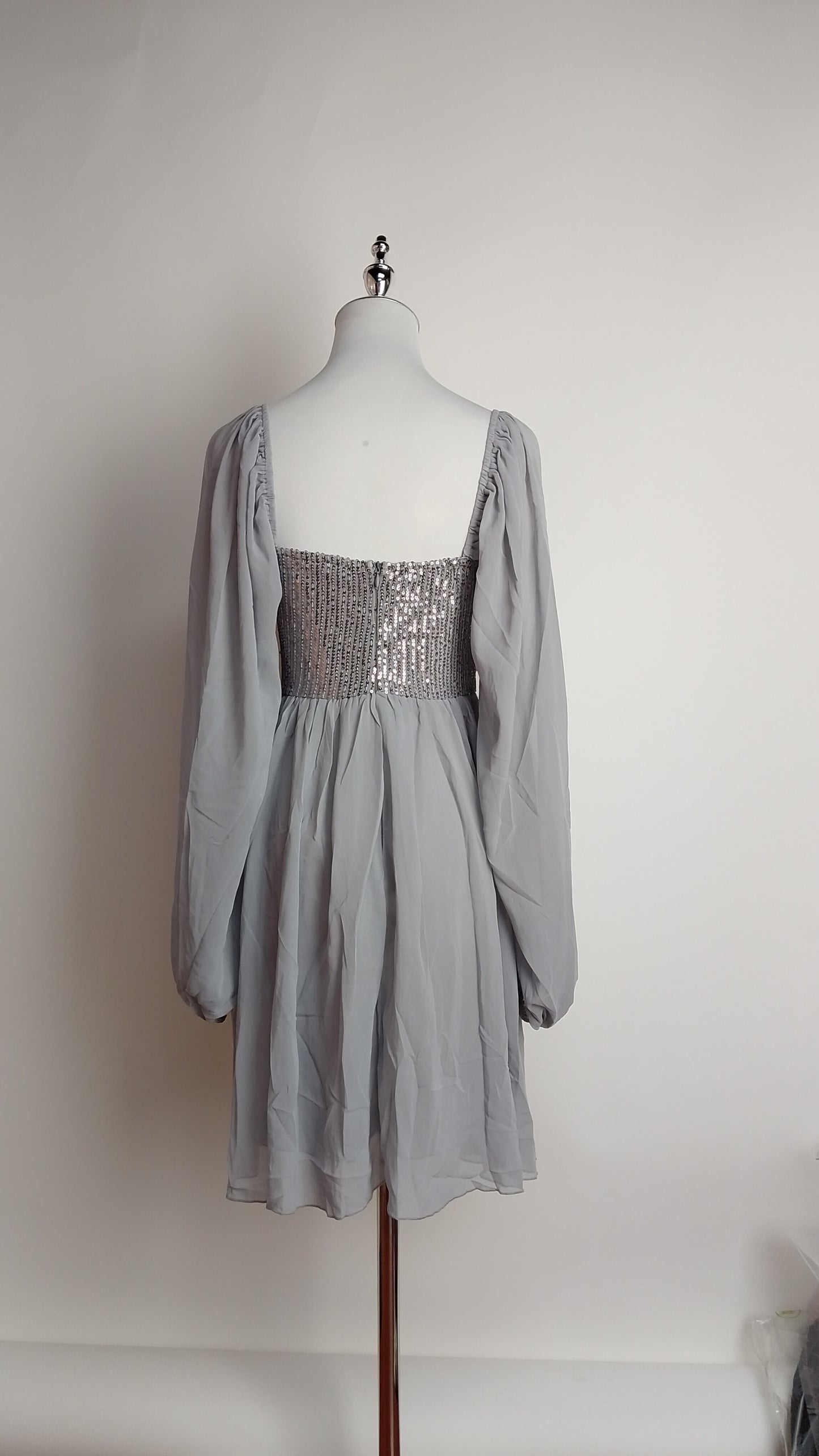 Vestido gris manga larga con brillo / UV76