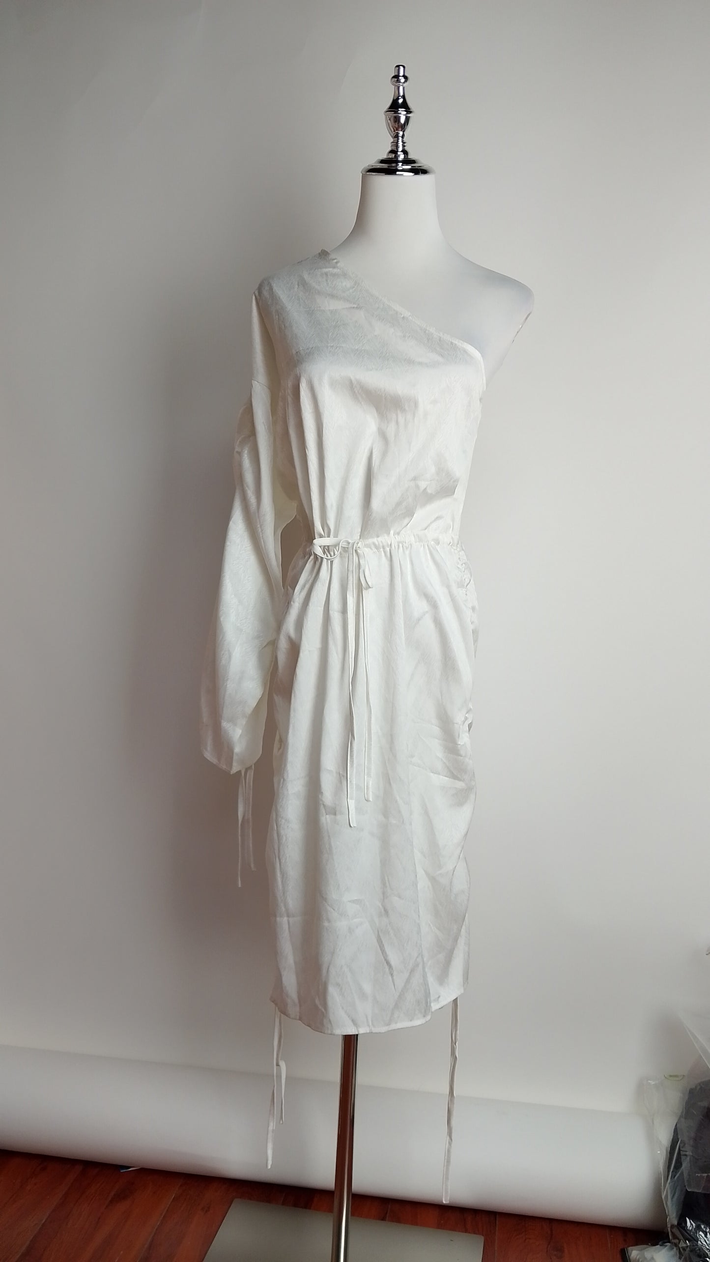 Vestido blanco asimétrico manga larga / UV80