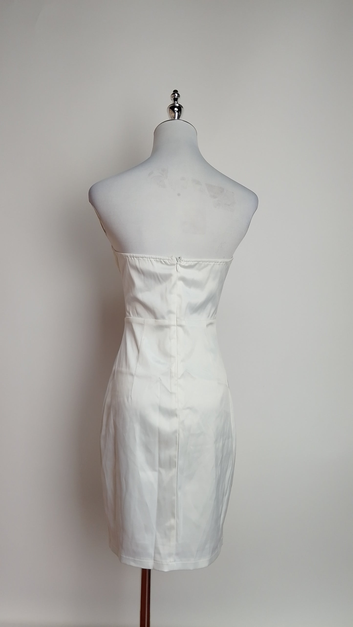 UV32 – Vestido blanco corto ajustado