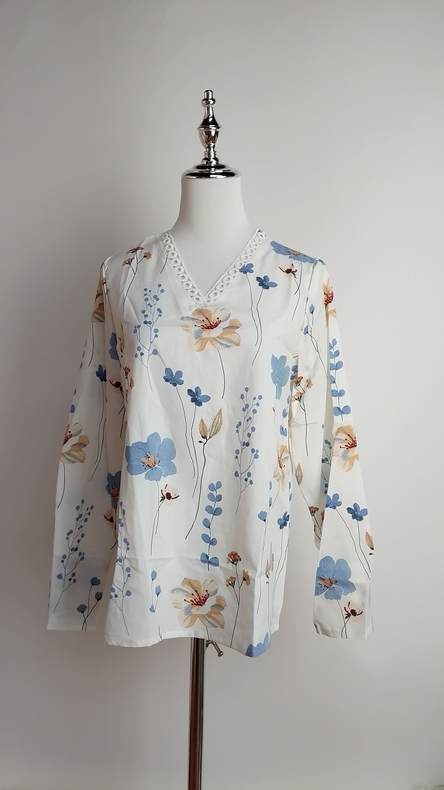 Blusa blanca floral manga larga / L44A