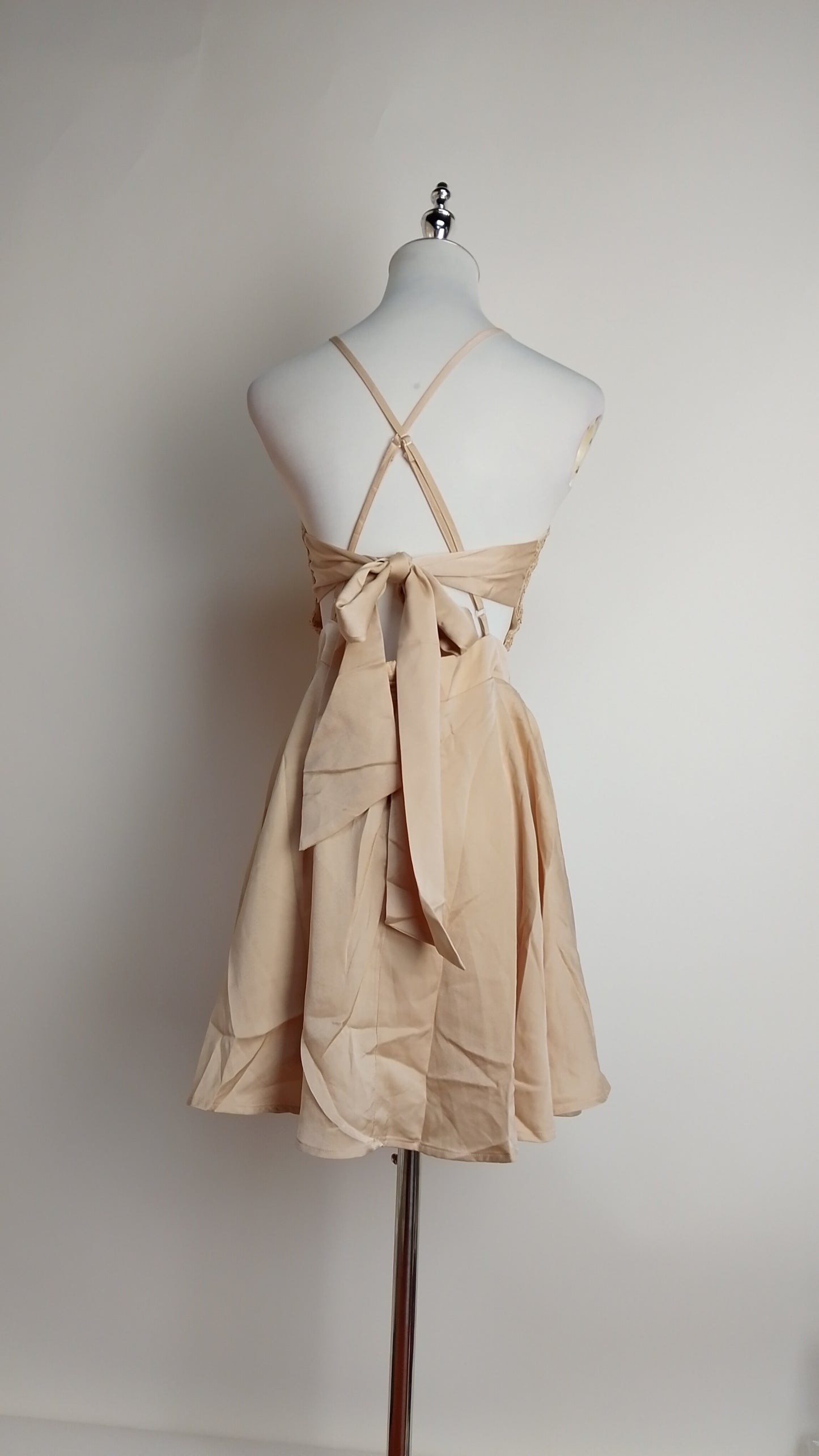 Vestido corto dorado / UV43