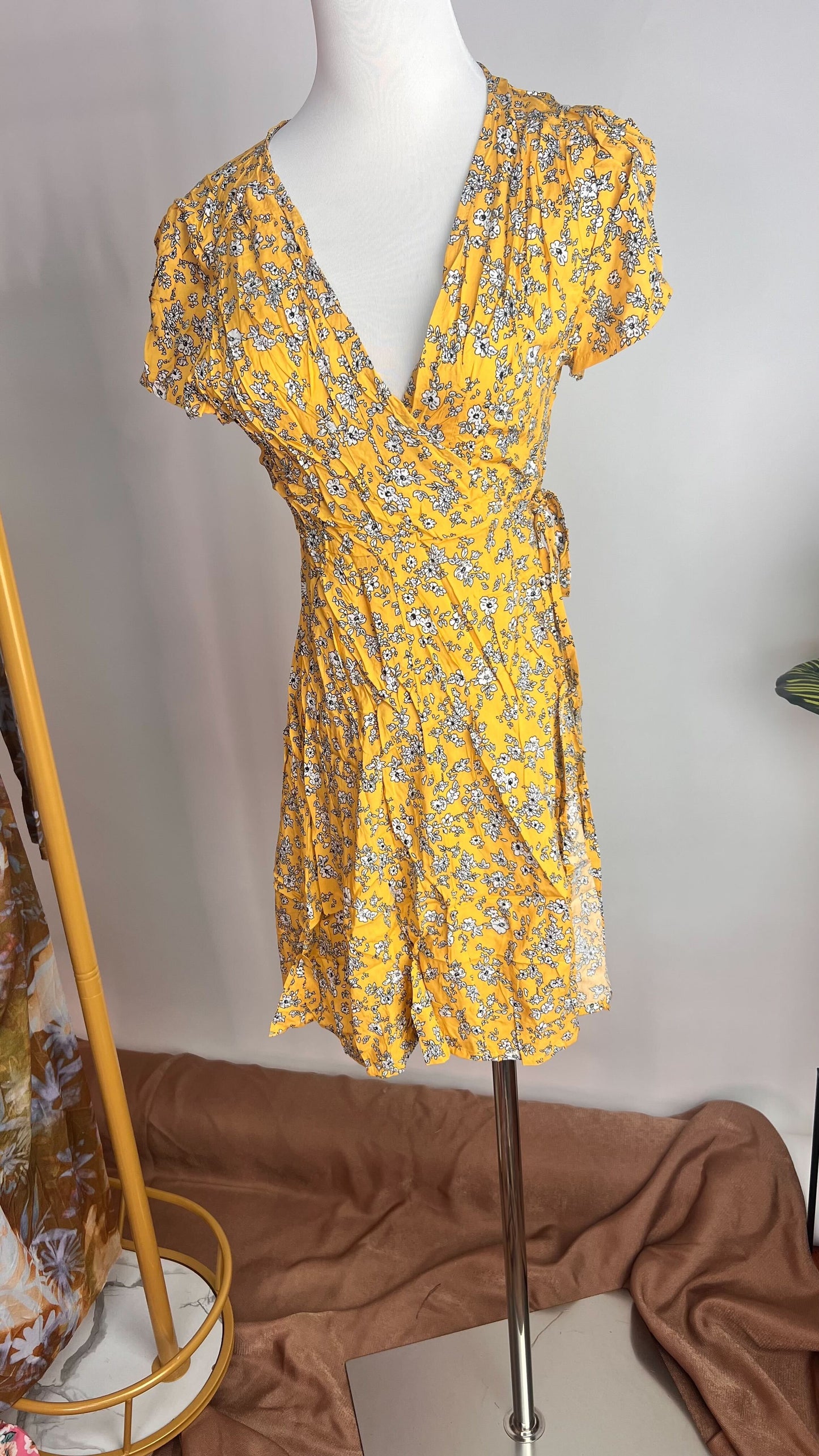 Vestido corto mostaza con vuelo y escote cruzado /ANV05 image 5