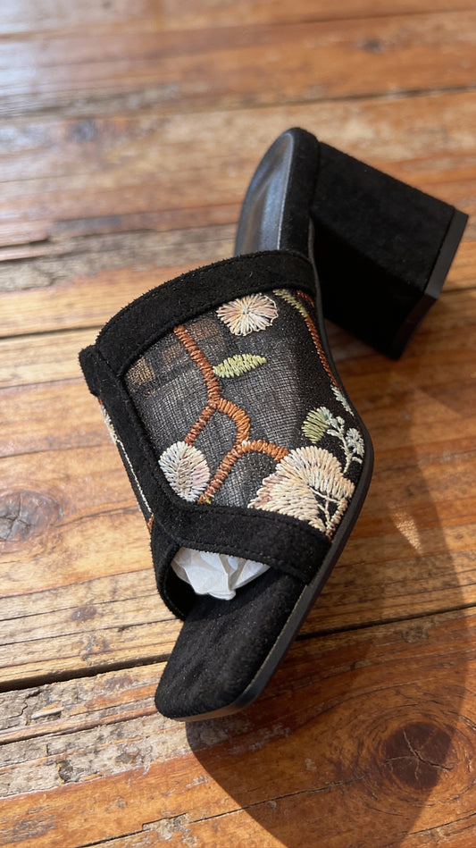 Zapatos Negros Bordados ZZ260107