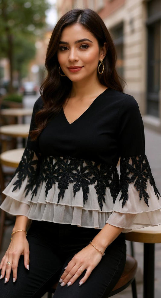 Blusa negra con vuelos en blanco / P16 image 0