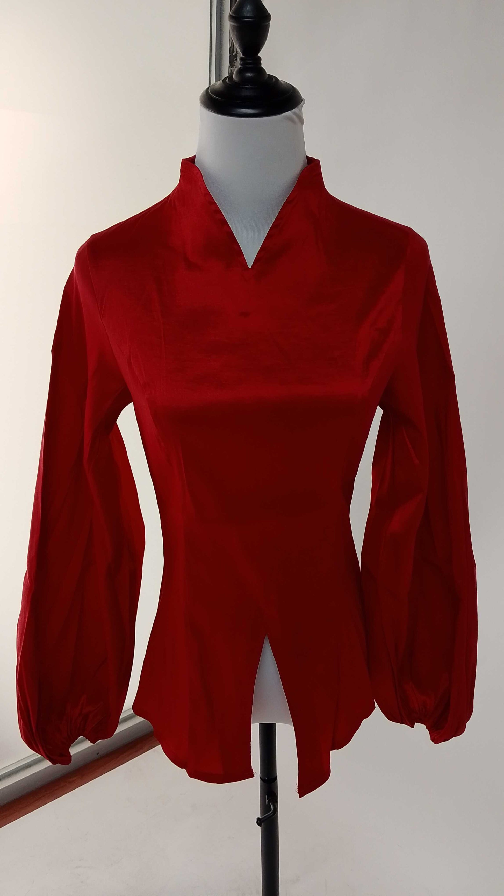 Blusa satinada con cuello en V/ AO8 image 3