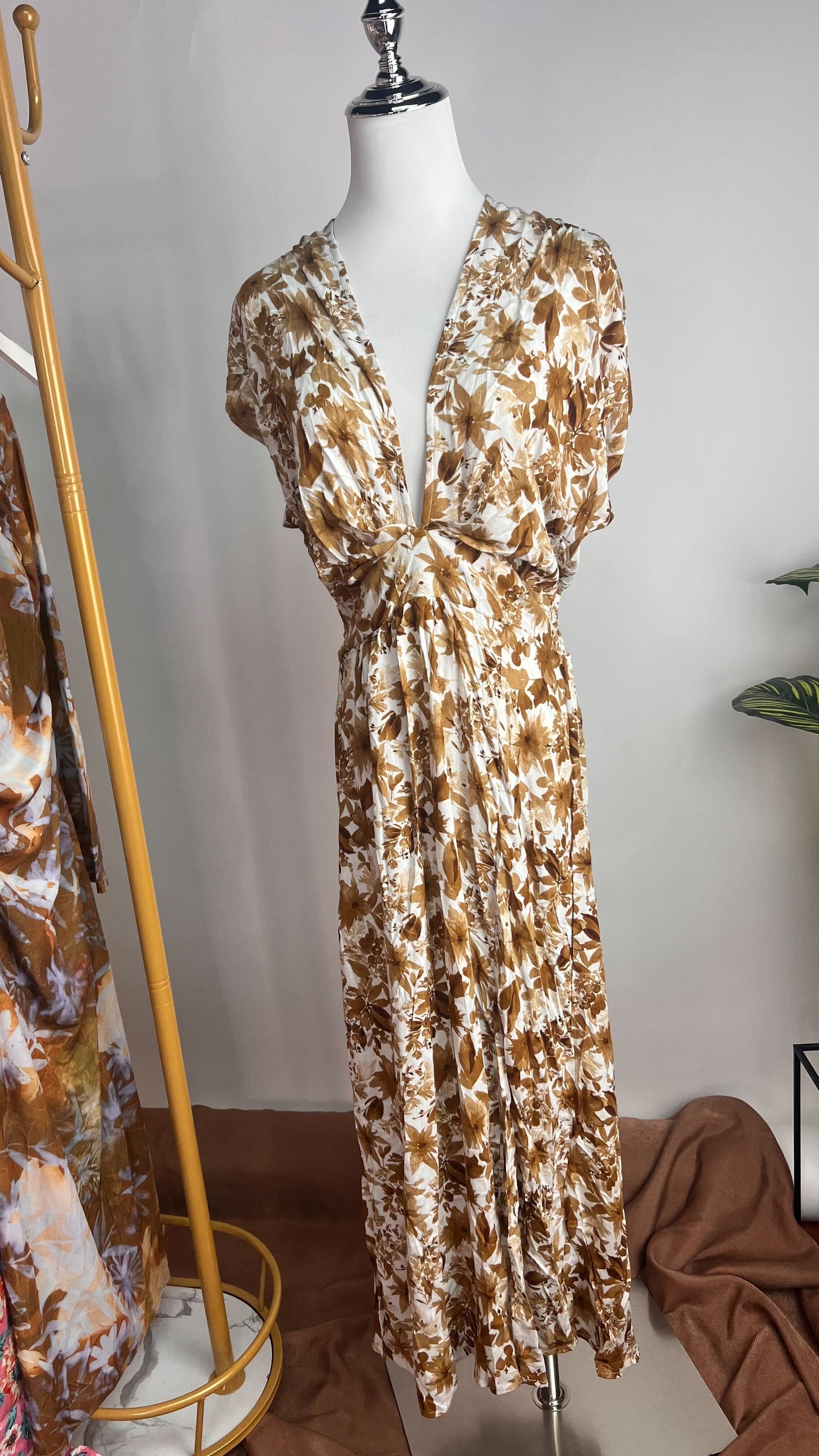 Vestido largo marrón floral con escote en V /ANV09 image 1