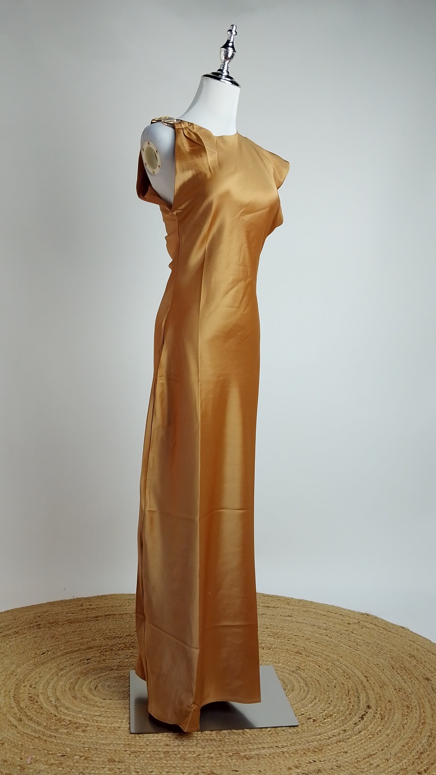 Vestido largo dorado satinado / ANV103