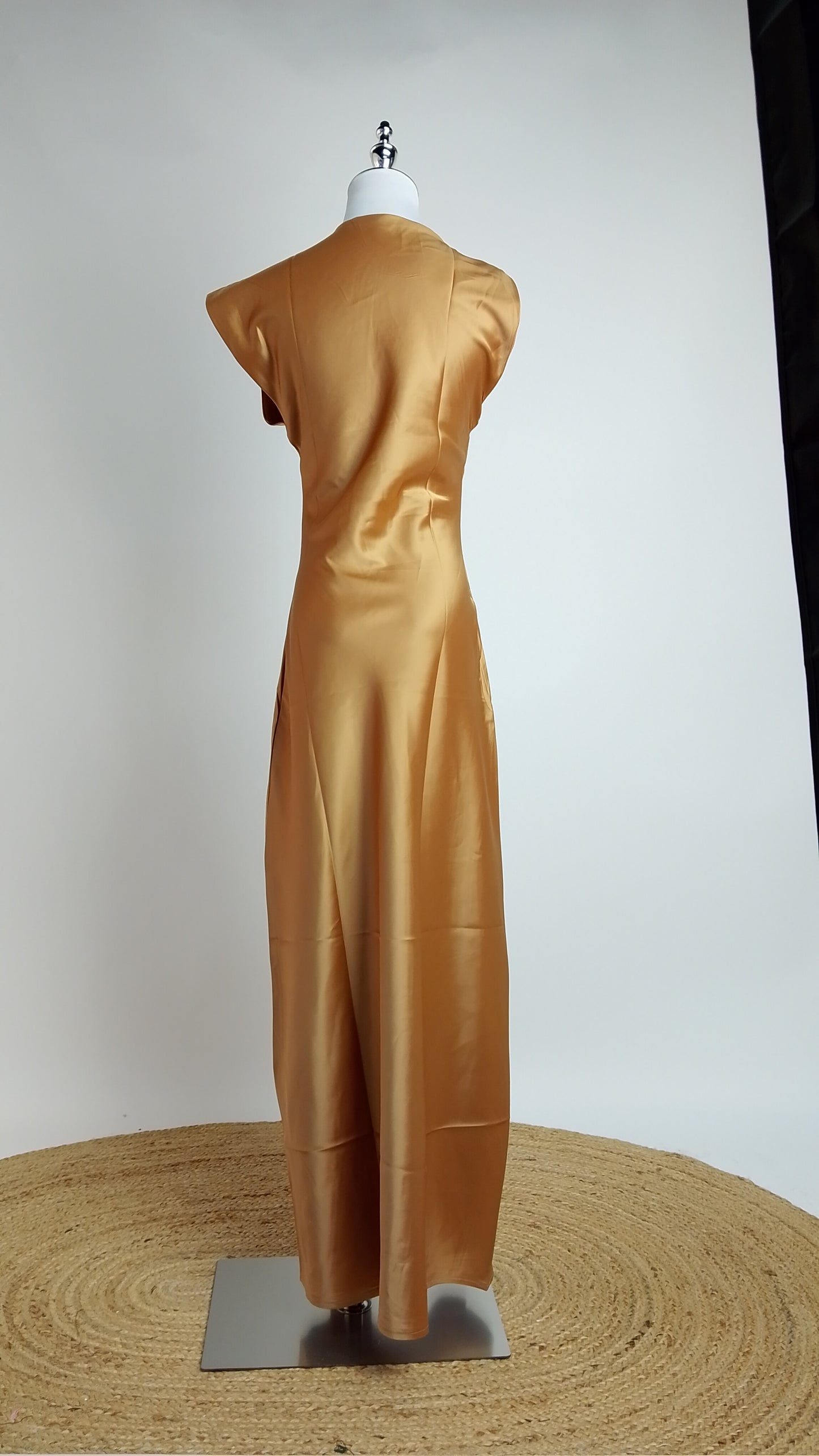Vestido largo dorado satinado / ANV103