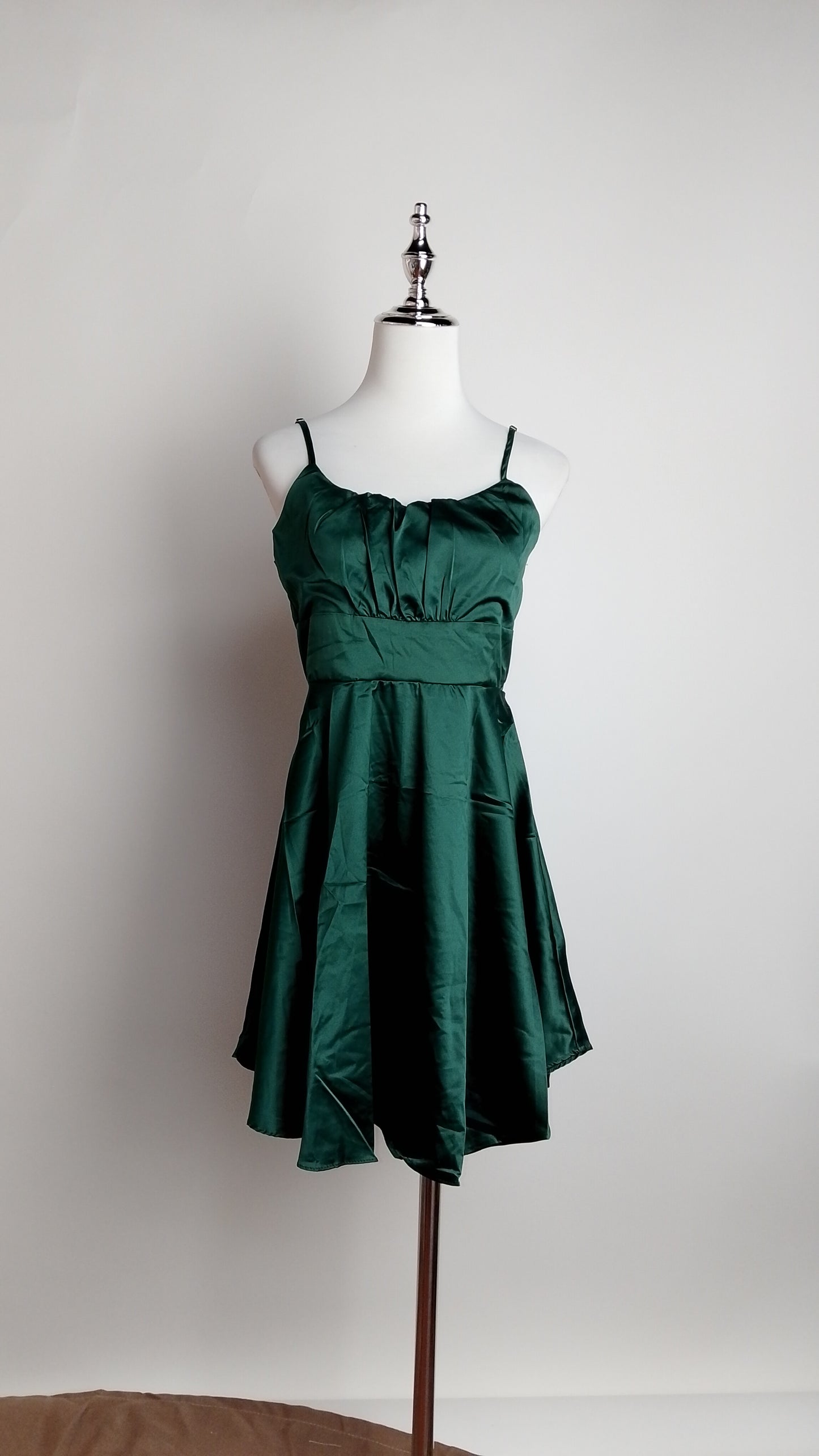 Vestido corto satinado verde / ANV57