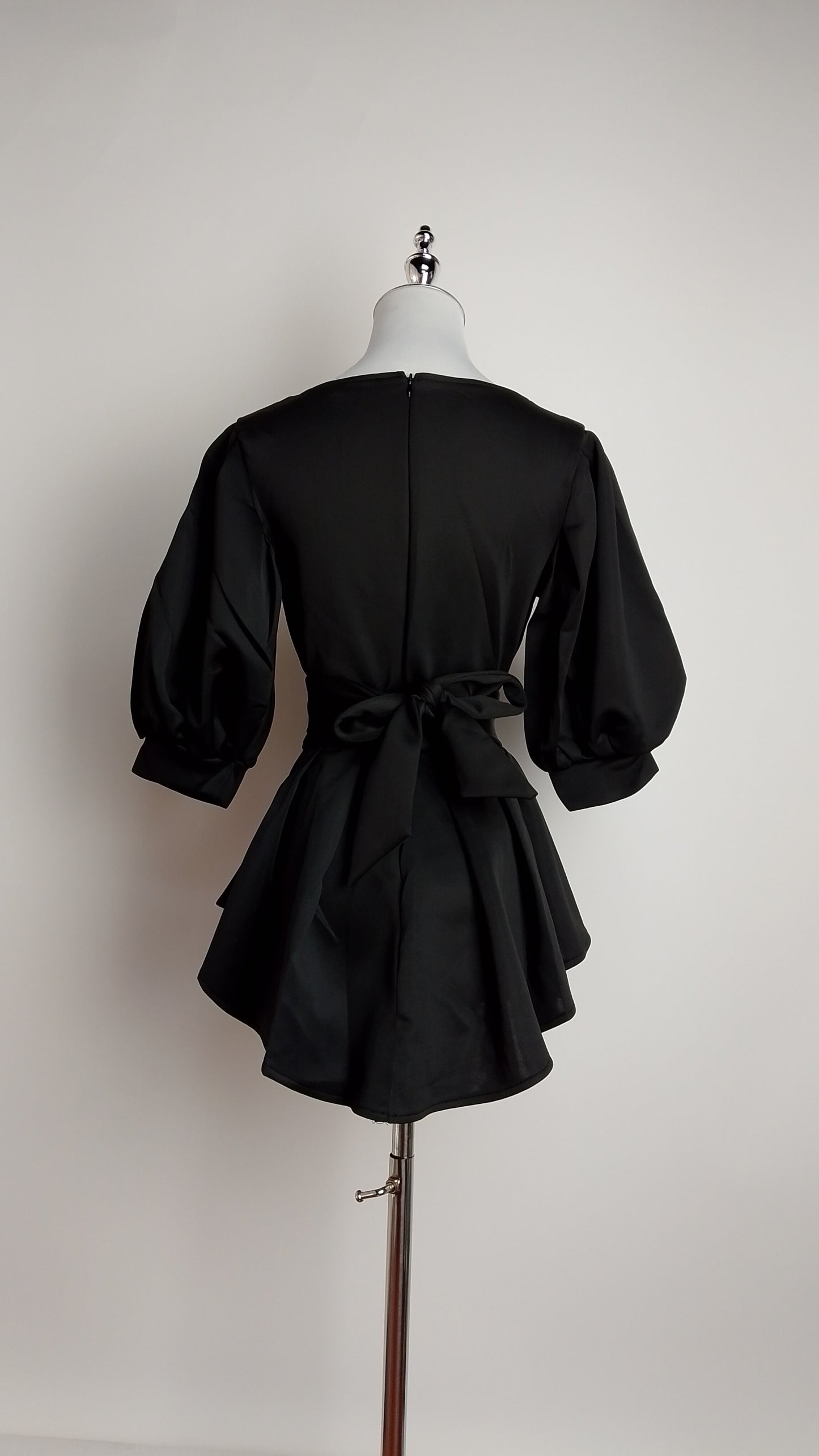 Blusa negra mangas globo / AO165
