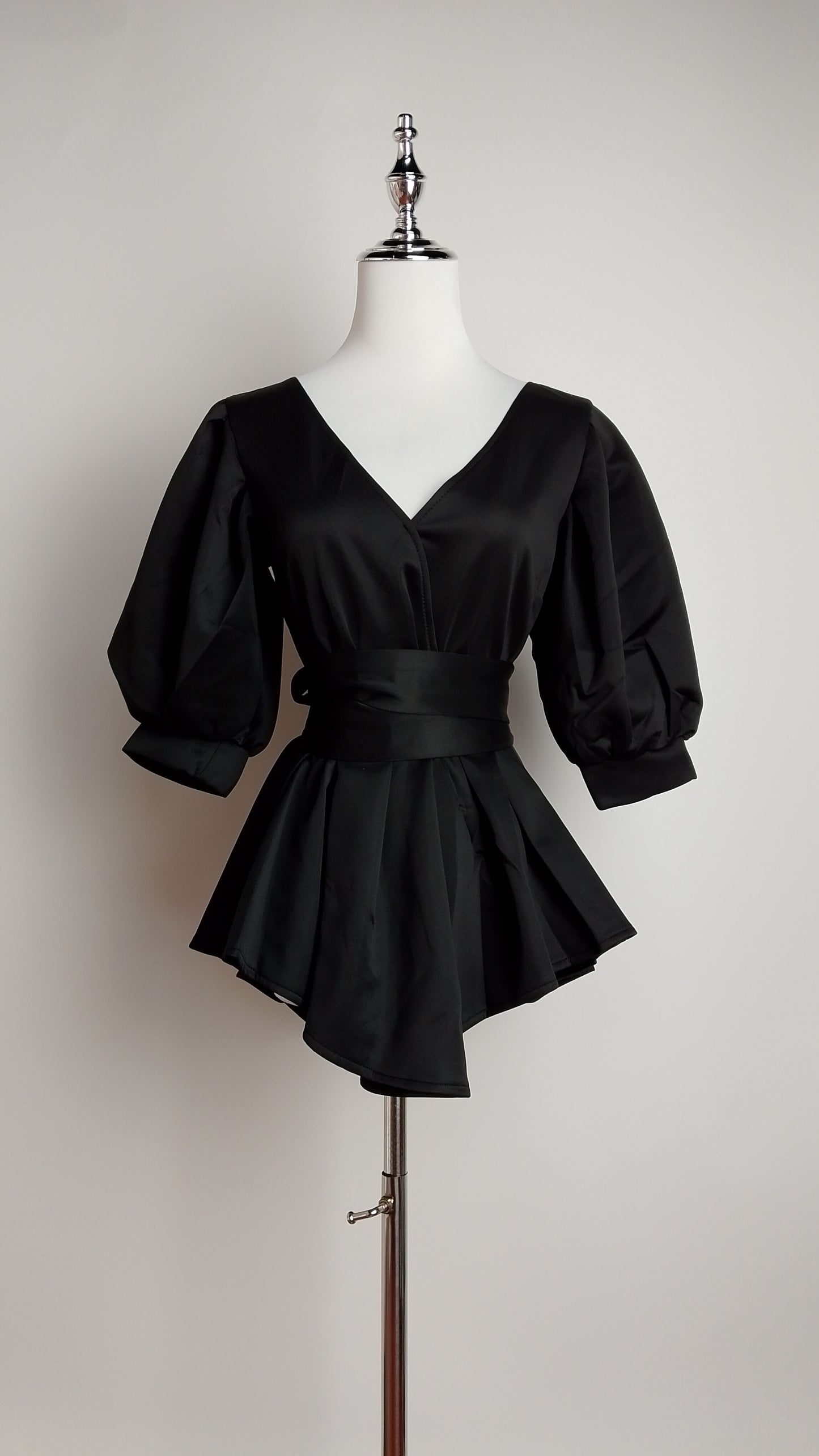 Blusa negra mangas globo / AO165