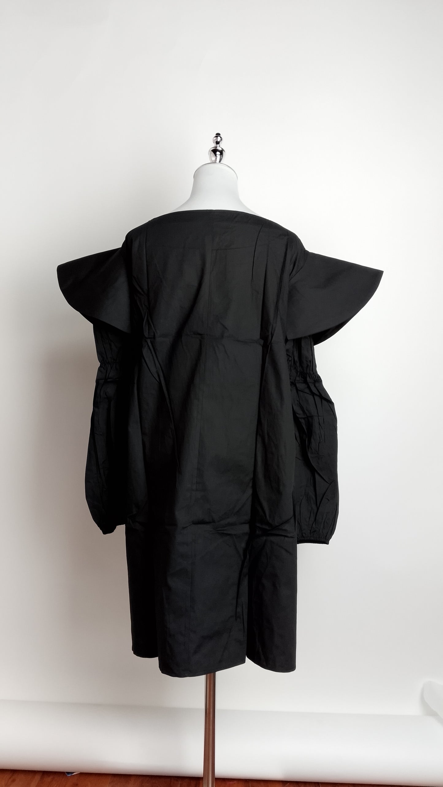 Vestido negro con mangas globo / AO183