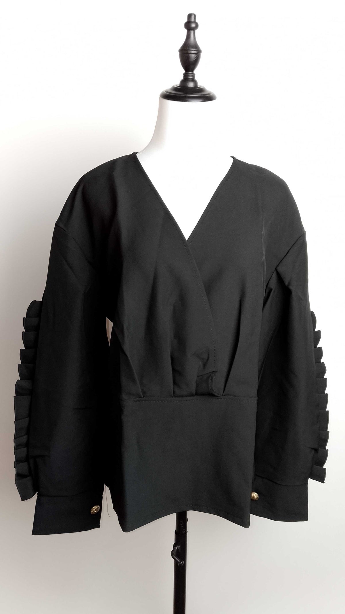 Blusa negra  escote cruzado / AO42