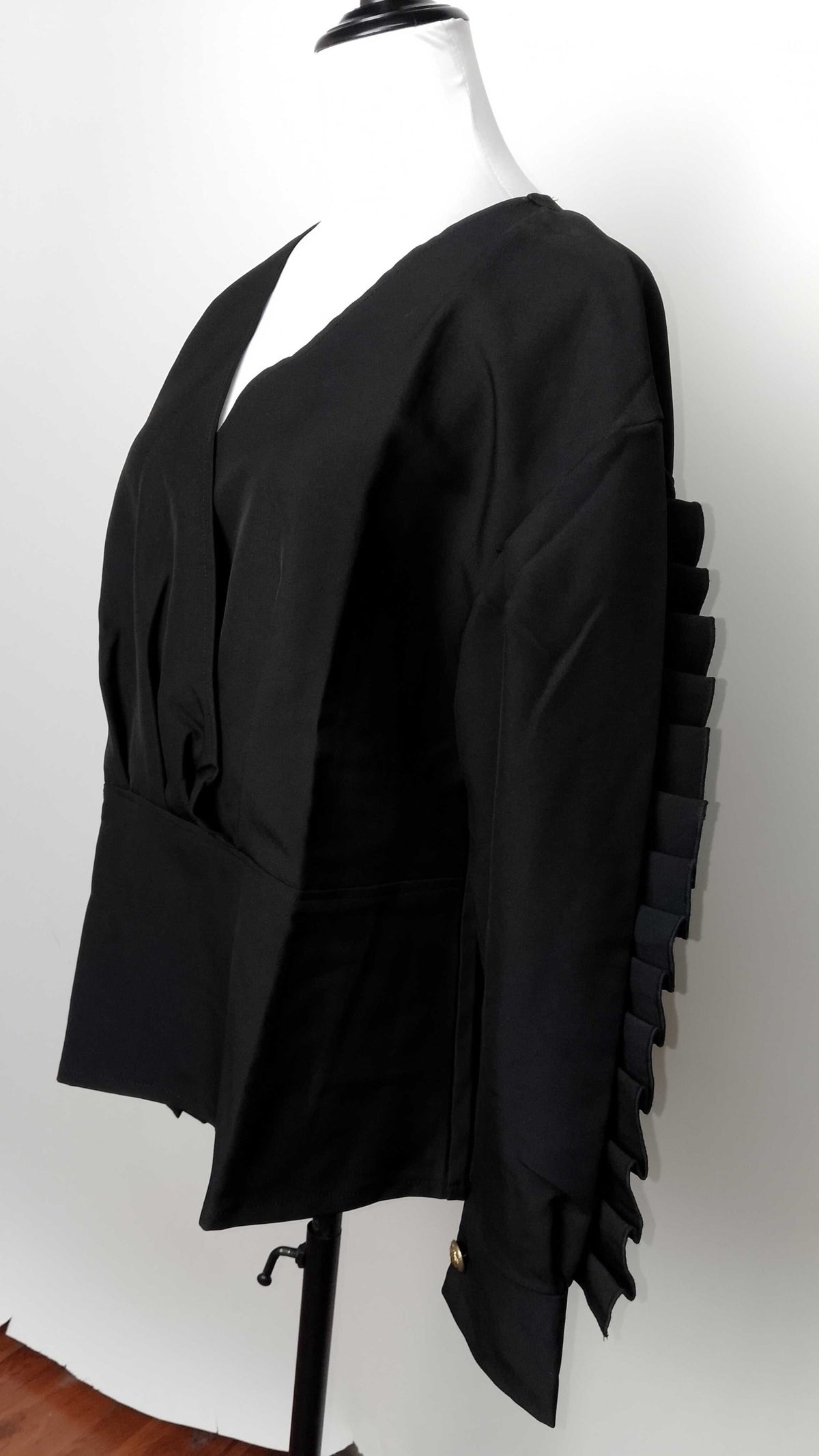 Blusa negra  escote cruzado / AO42