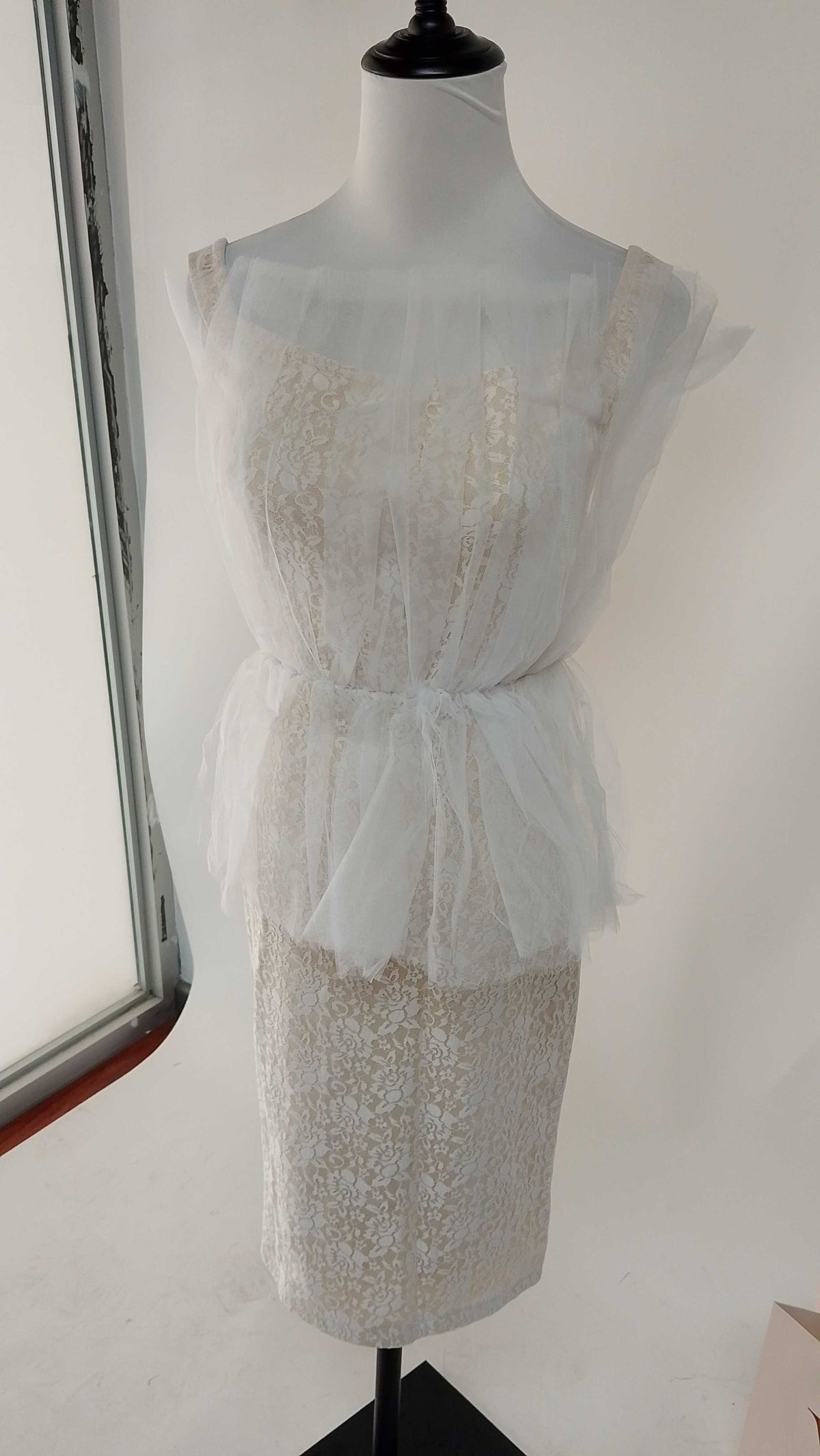 Vestido beige con encaje y tul / AO5