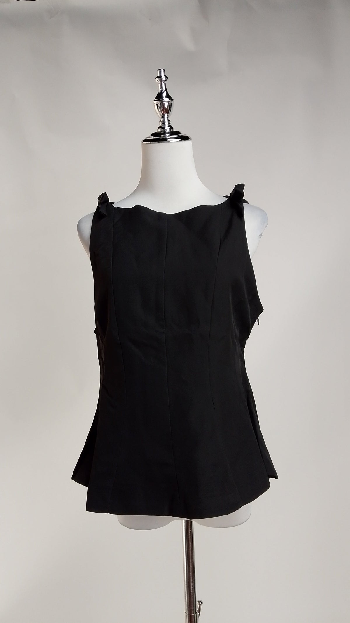 Blusa Negra con detalle en los tirantes + Pantalón palazzo plateado /OUTEV64
