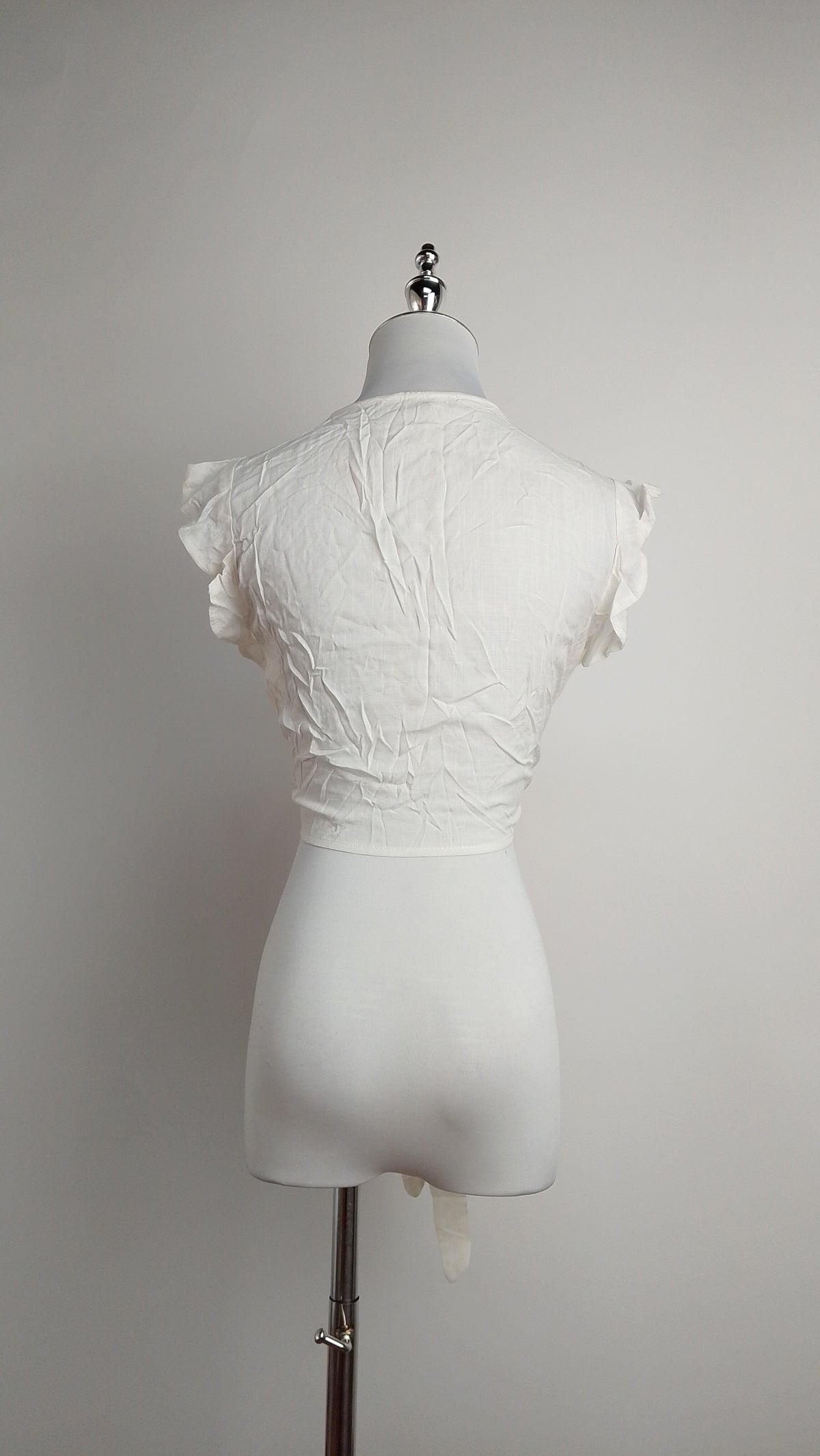 Crop Top con Volantes y Nudo Frontal / ANB18