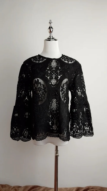 Blusa negra romántica encaje + Pantalón sastre beige /OUTEV61