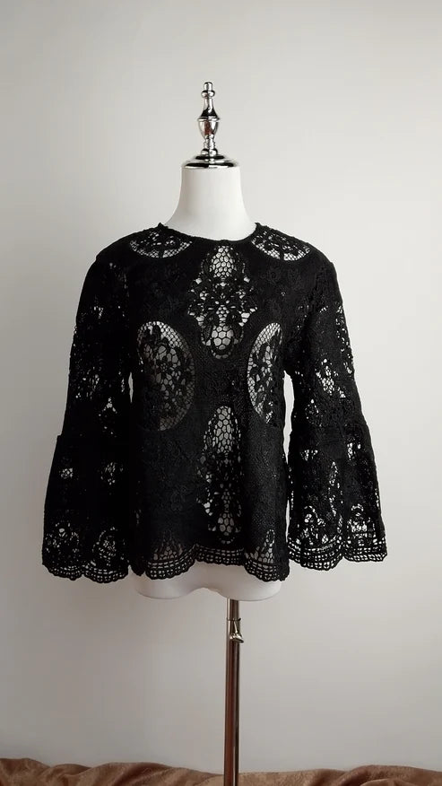 Blusa negra romántica encaje + Pantalón sastre beige /OUTEV86