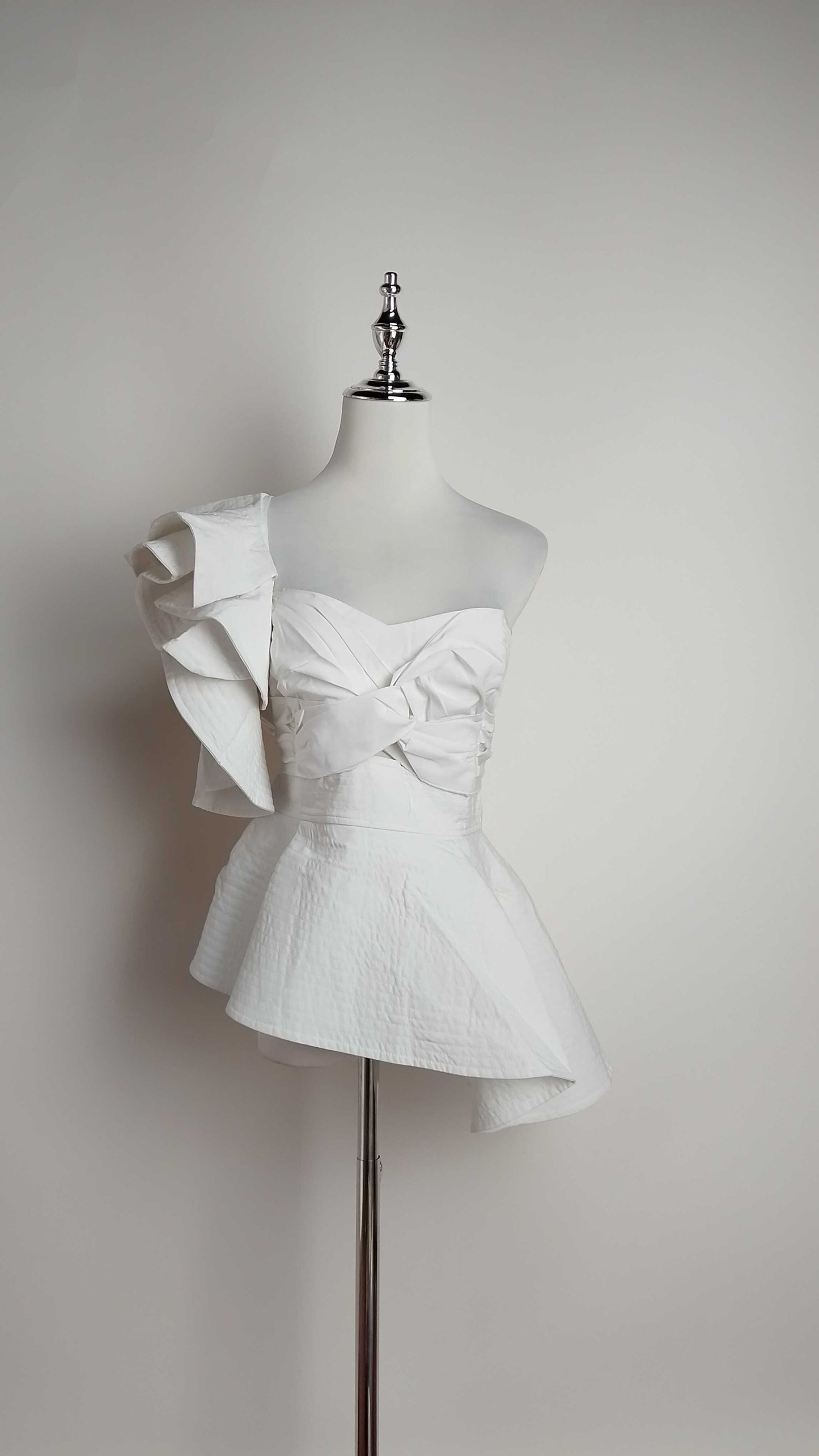 Blusa blanca sin una manga / AO191