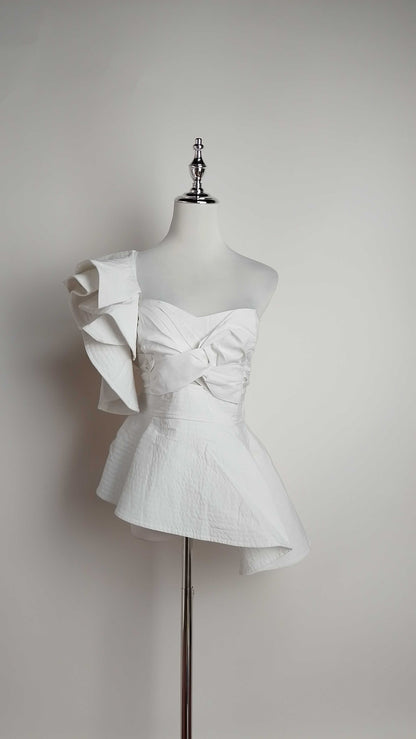 Blusa blanca sin una manga / AO191