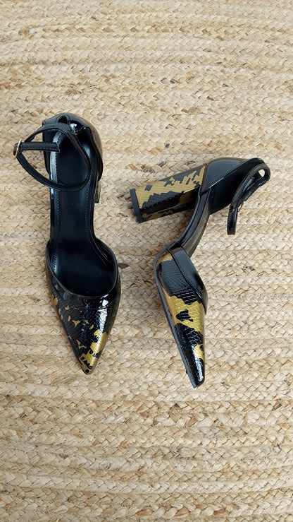 Tacones Negros con Detalle Dorado / Z260135