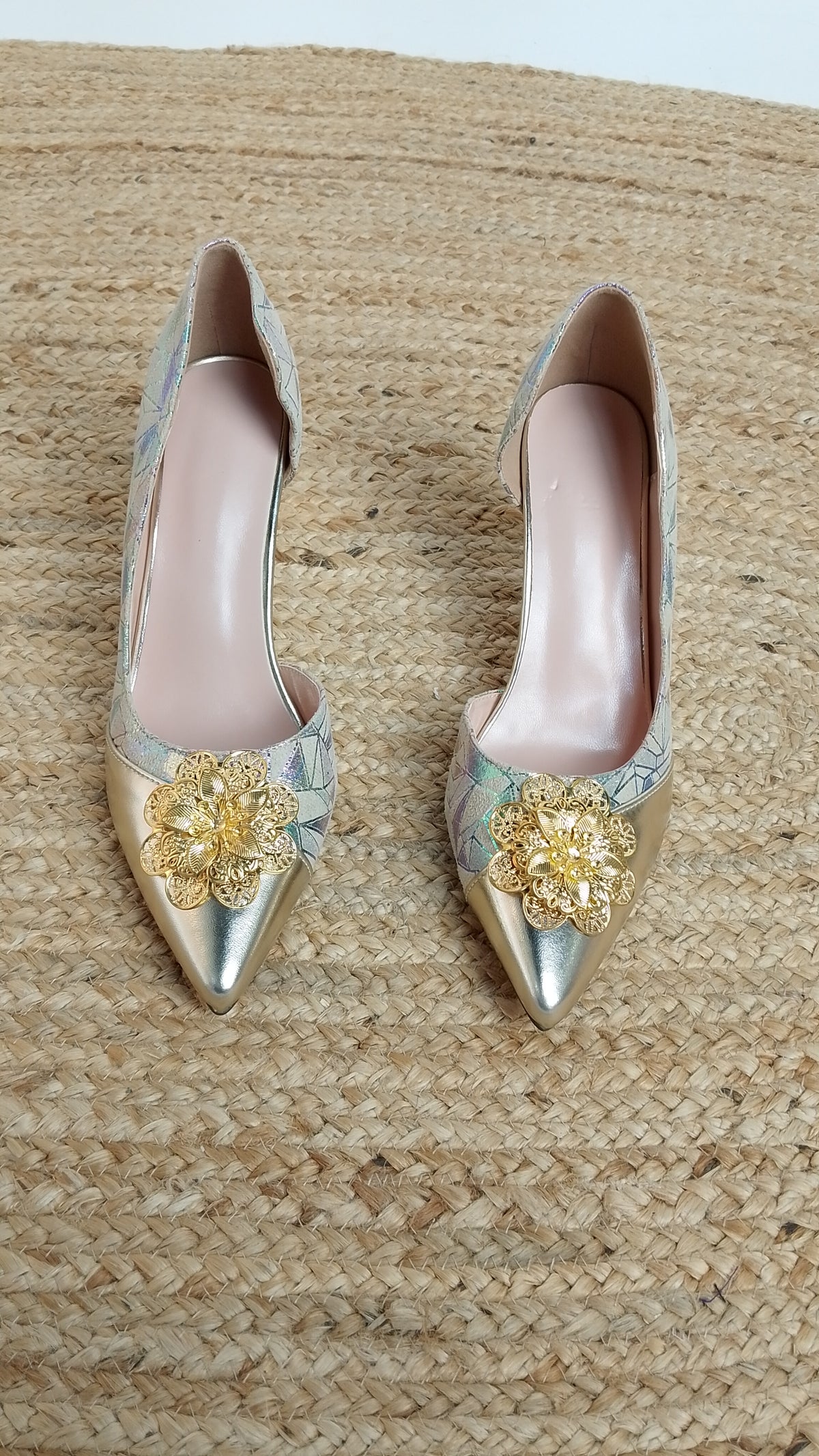 Tacones con Detalle Dorado / Z260138