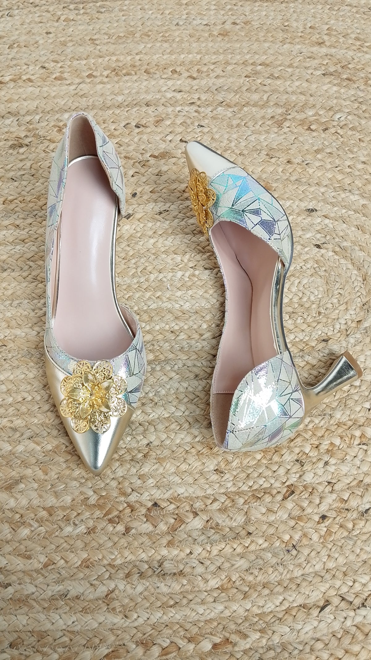 Tacones con Detalle Dorado / Z260138