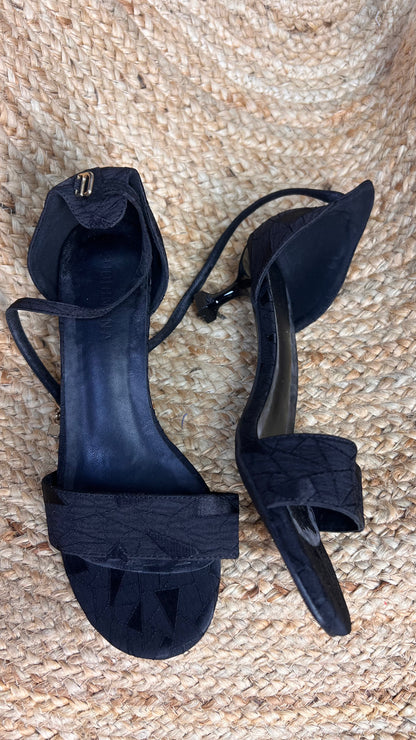 Zapatos Tacón Negro Texturizado con Charm / Z260118