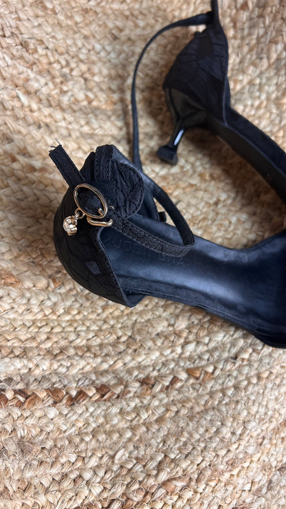 Zapatos Tacón Negro Texturizado con Charm / Z260118
