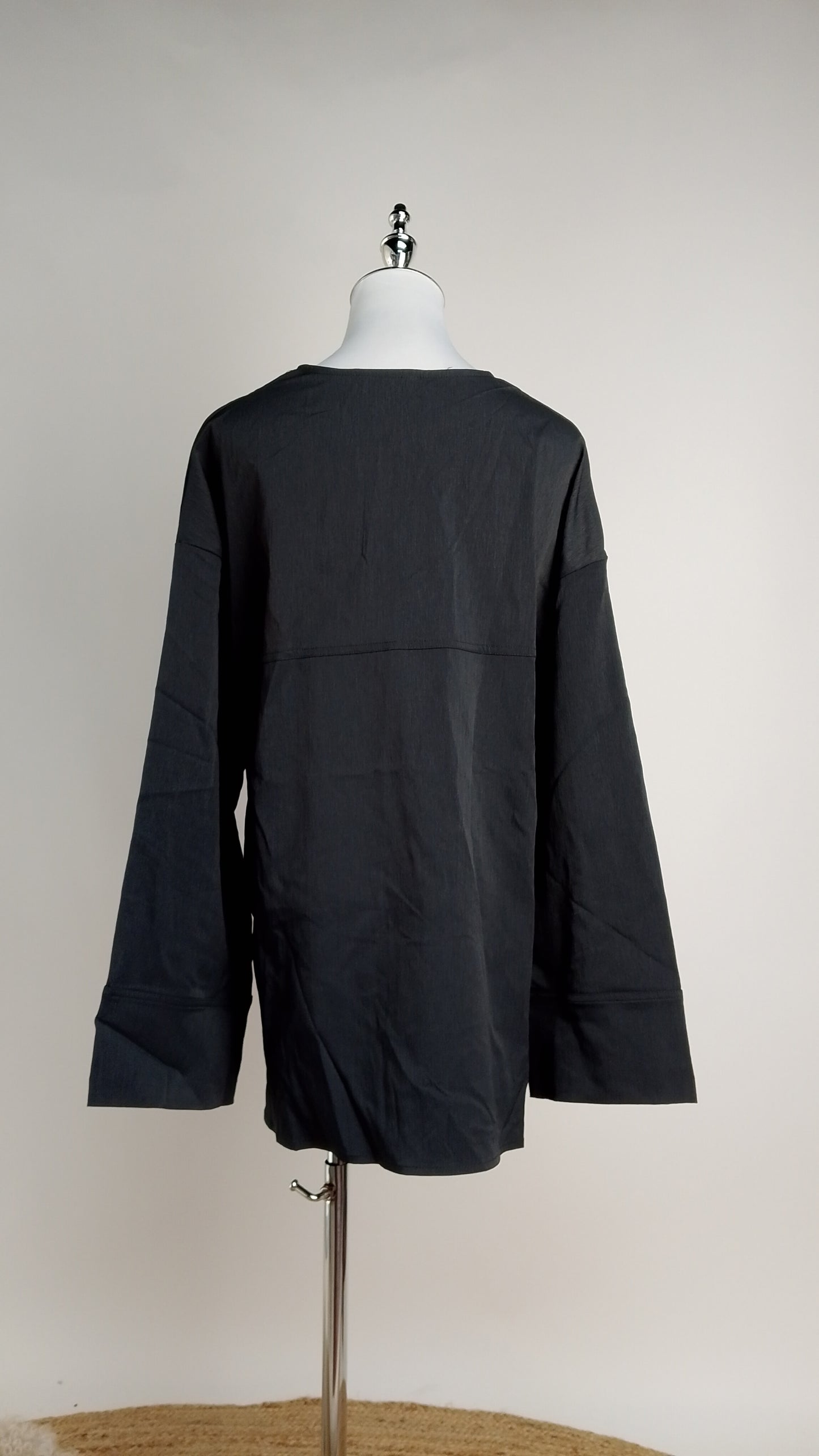 Blusa negra escote en V / ANB26030
