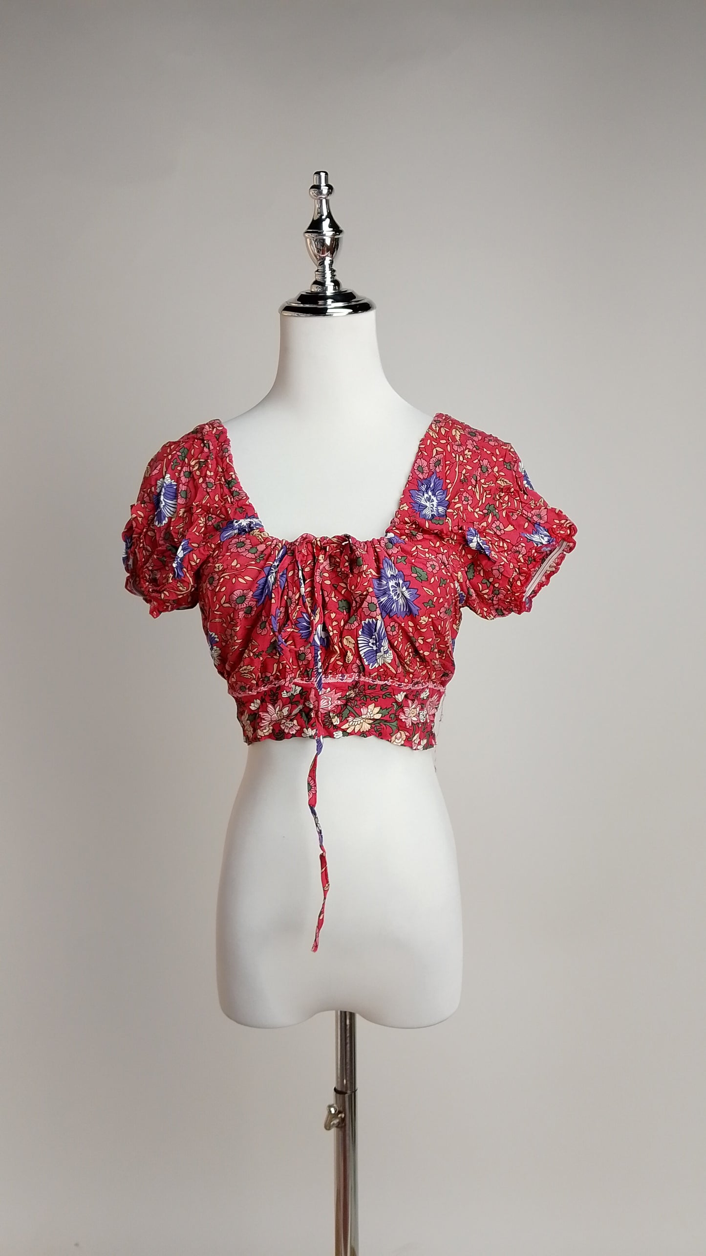 Blusa Crop Floral con Escote Corazón / ANB26031